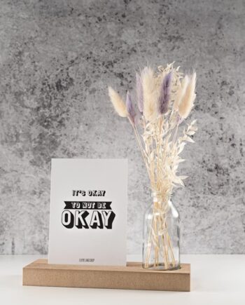 Kaartenplankje met kaart & vaas 'It's Okay'